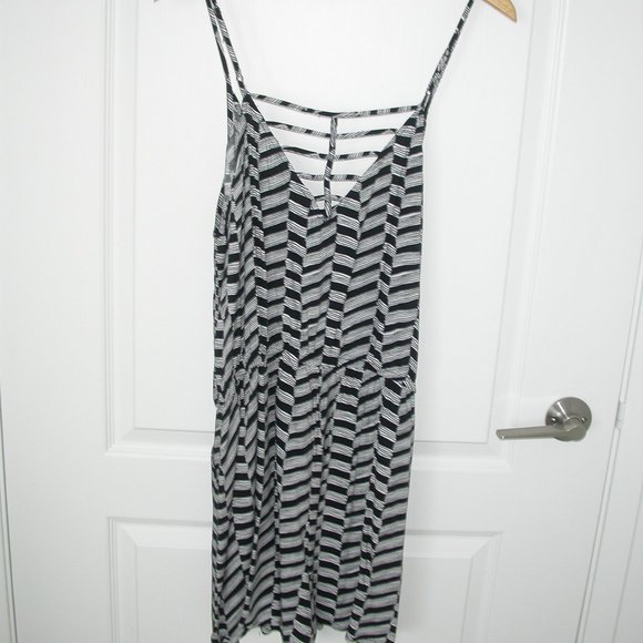 Light Black and White Romper - Picture 4 of 10